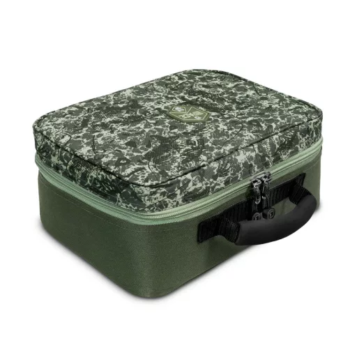 Delphin Tackle Space C2 g párnázott terepszínű (zöld) szerelékes táska 30 × 20 × 14 cm