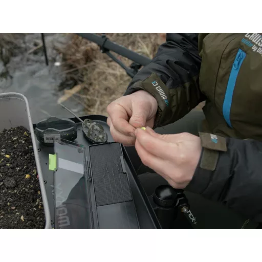Delphin Reaxe Rigin maxi Feeder fekete/sárga előketartó doboz 30,3 × 6 cm